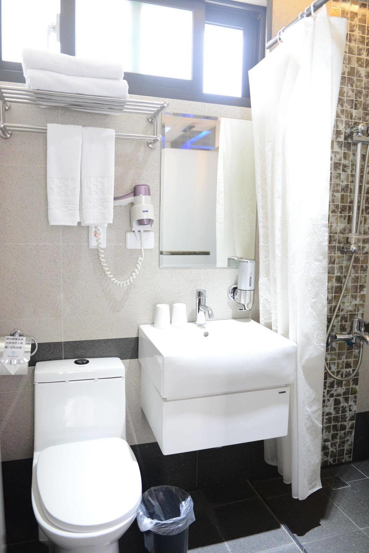 Check Inn Express Taichung Fuxing Hall 2 Exterior photo