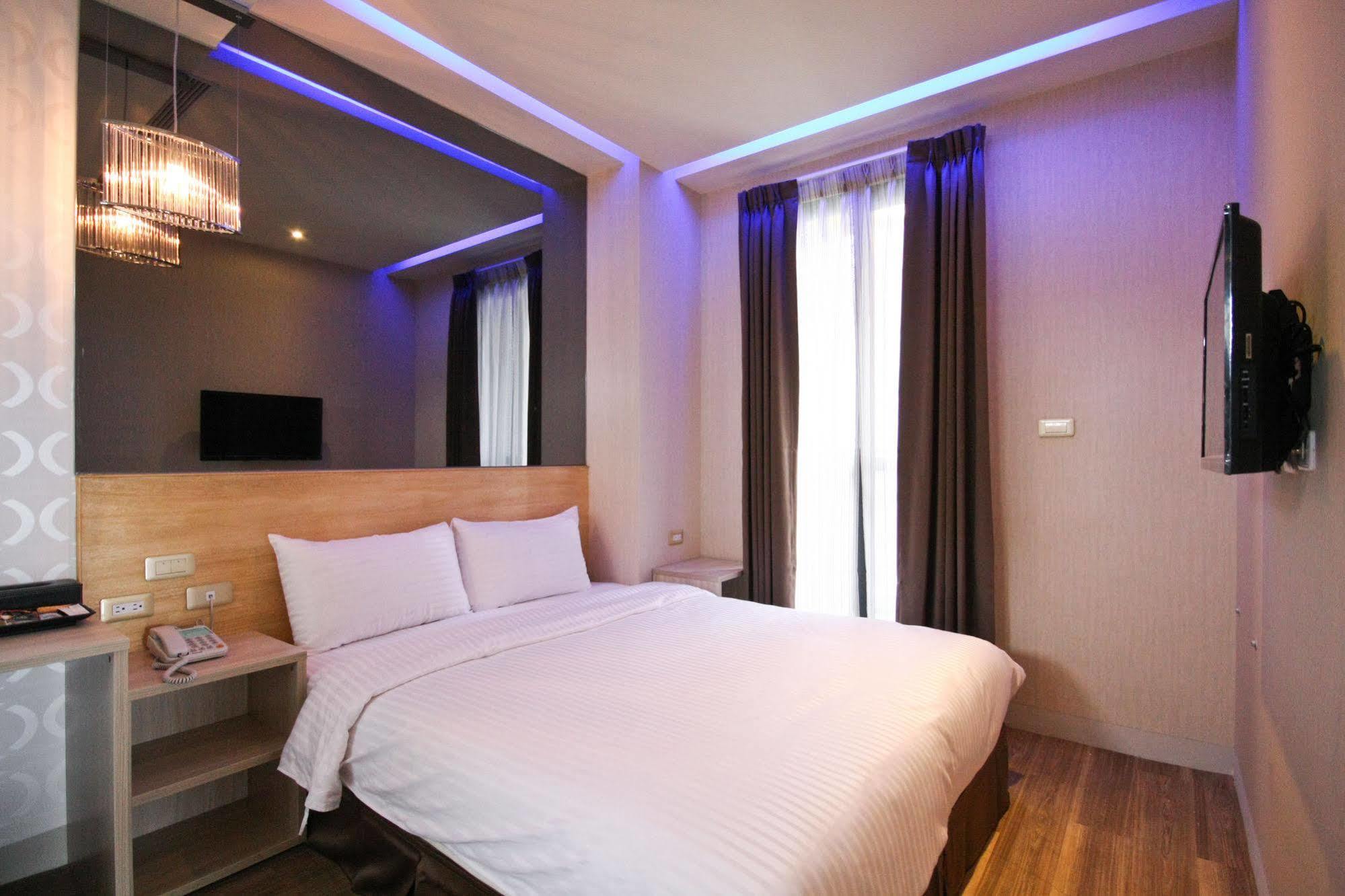 Check Inn Express Taichung Fuxing Hall 2 Exterior photo