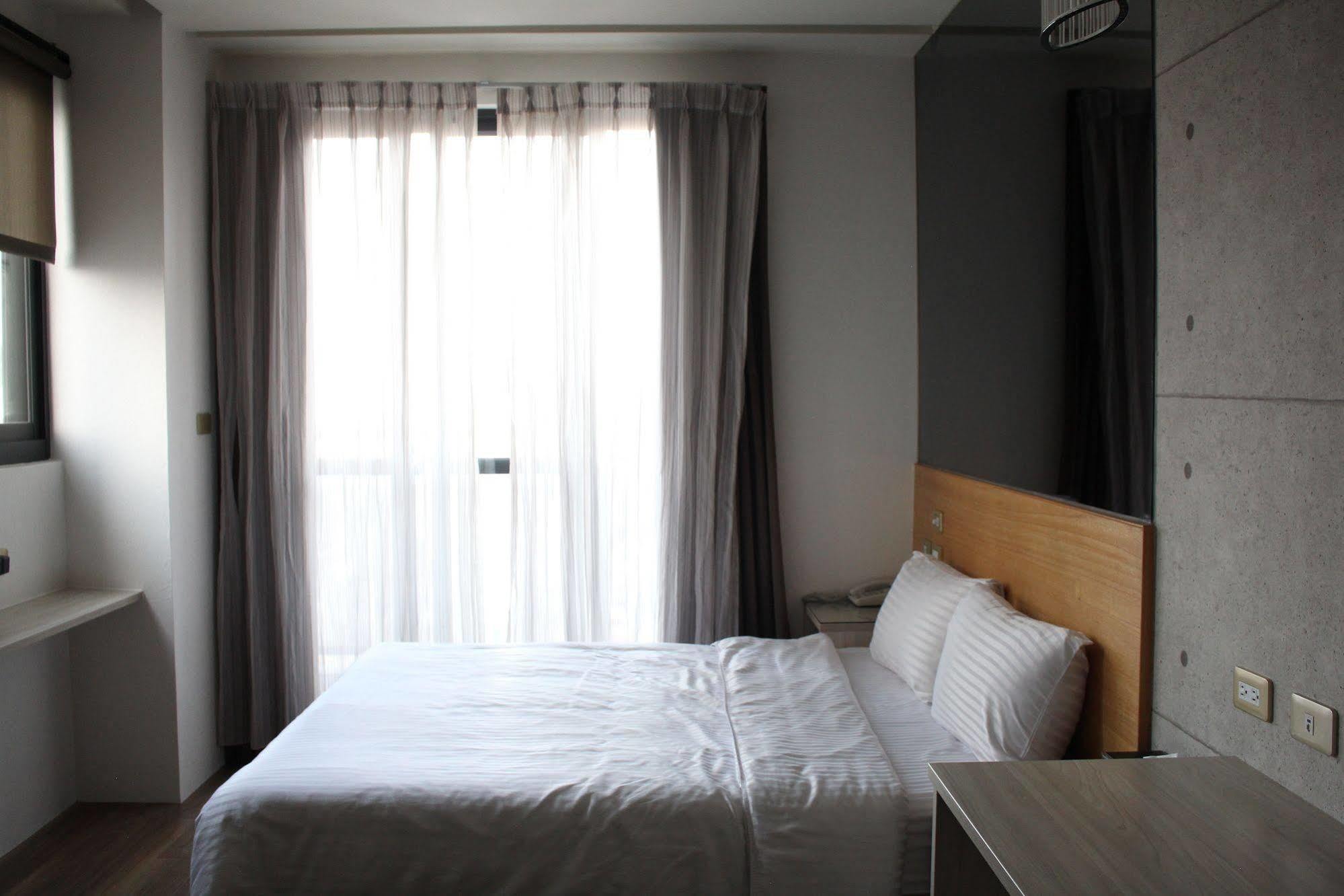 Check Inn Express Taichung Fuxing Hall 2 Exterior photo